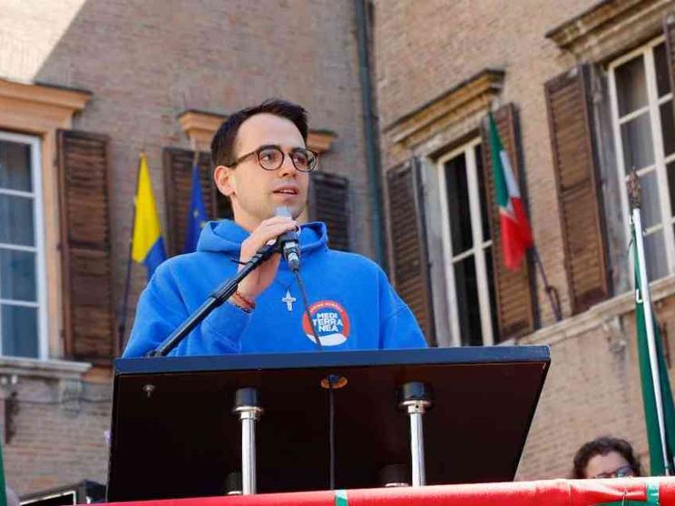 «Il prete sia silenzioso». E la procura snobba le minacce a don Mattia Ferrari