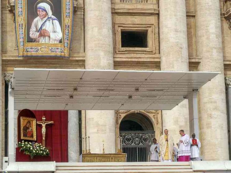 Il Papa festeggia i suoi 86 anni «premiando» l’amore ai poveri