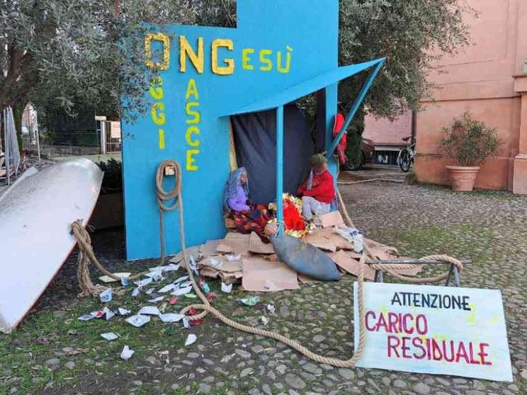 Il presepe dei migranti: la Natività rappresentata su una barca delle Ong