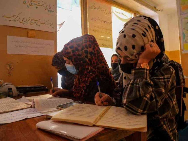 I talebani vietano l'istruzione universitaria alle donne