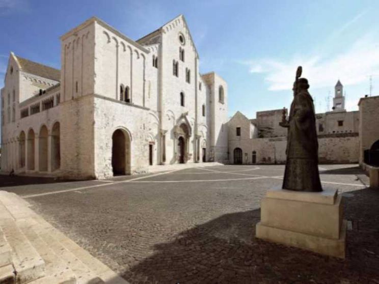 Bari, sulla tomba di san Nicola la preghiera ecumenica per la pace