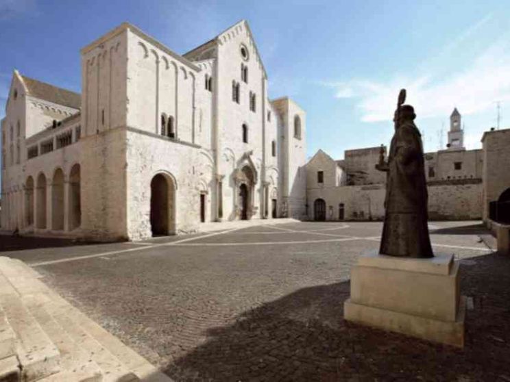 Bari, sulla tomba di san Nicola la preghiera ecumenica per la pace