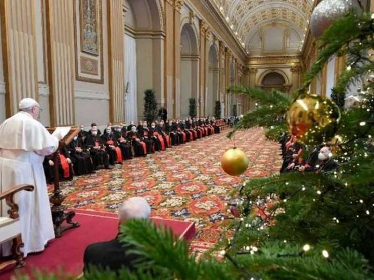 Il Papa alla Curia: gli abusi di potere sono come la violenza delle armi