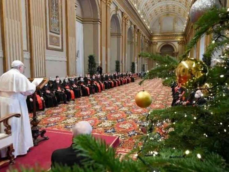 Il Papa alla Curia: gli abusi di potere sono come la violenza delle armi