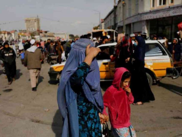 Afghanistan, i taleban cacciano le donne anche dalle Ong