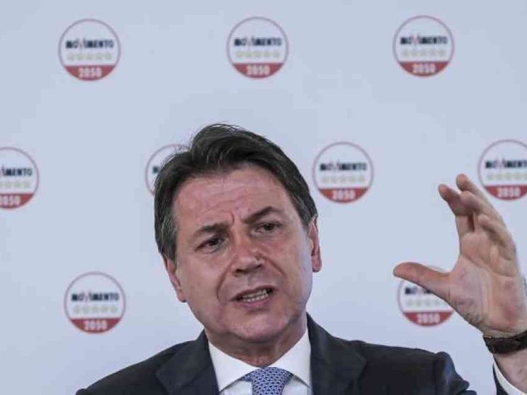 Conte: «Una manovra che premia gli affaristi, difenderemo il Reddito»