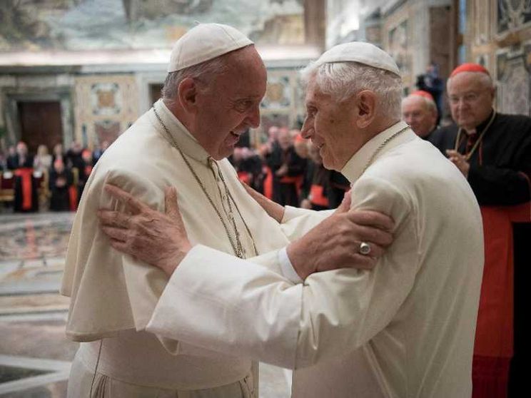 Papa Francesco chiede di pregare per Benedetto: «È molto malato»