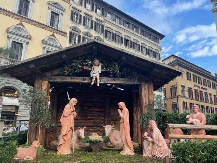 Rubata e ritrovata la statua del Bambin Gesù del presepe sul sagrato del Duomo
