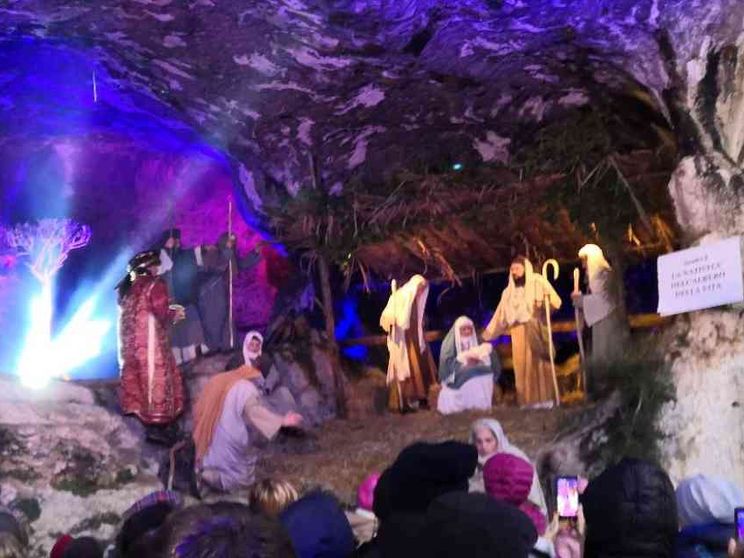 Il presepe vivente nella grotta. Tutto il paese diventa Betlemme