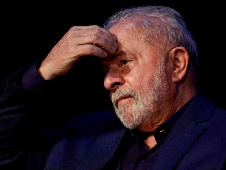 Lula comincia l'anno tornando in sella: minacce e giuramento blindato