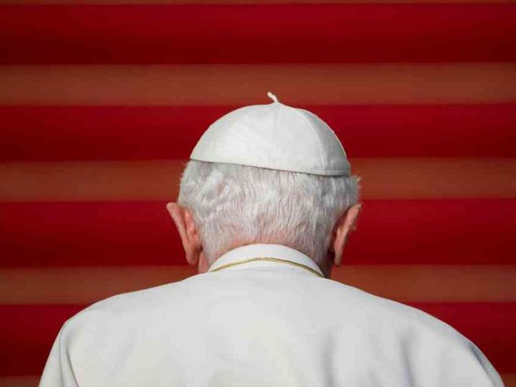 Benedetto XVI: «Attraverso con fiducia la porta oscura della morte»