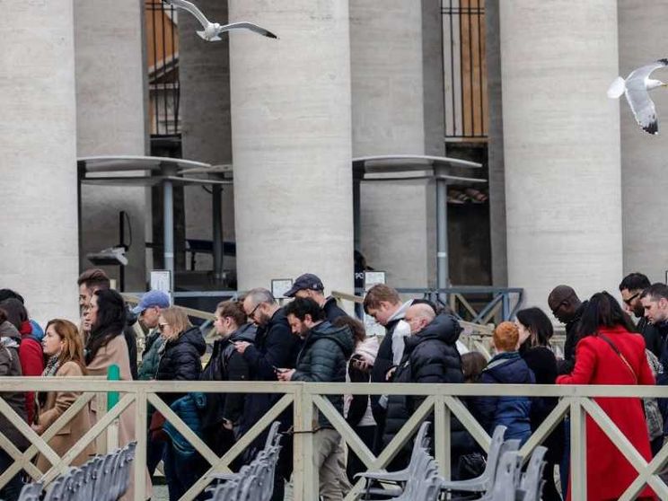 Anche oggi migliaia in coda per rendere omaggio a Benedetto