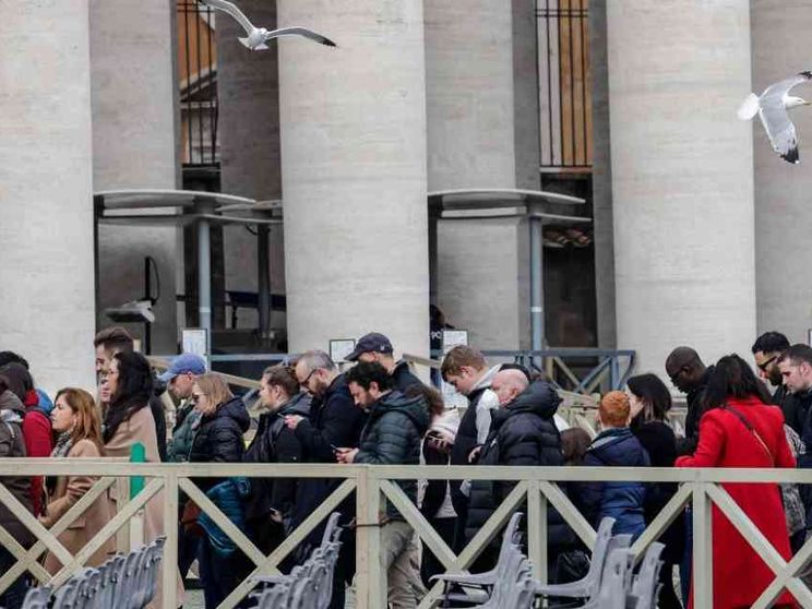 Anche oggi migliaia in coda per rendere omaggio a Benedetto