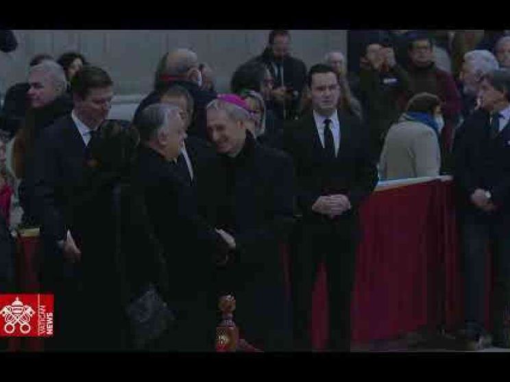 Affetto, gratitudine e preghiera. Già oltre 135mila per Benedetto XVI