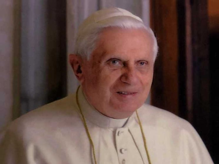 La foto di Benedetto XVI distribuita ai fedeli in piazza San Pietro