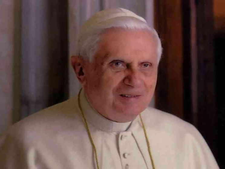 La foto di Benedetto XVI distribuita ai fedeli in piazza San Pietro