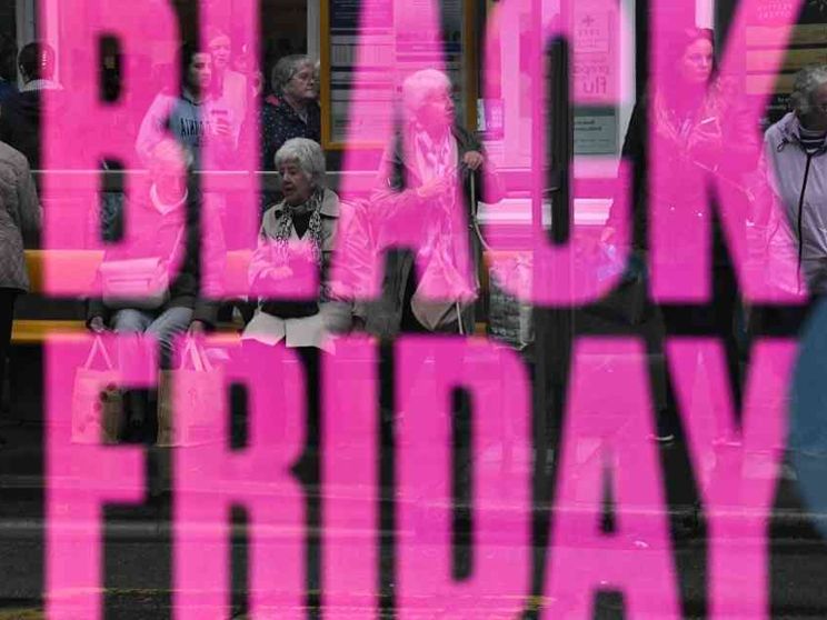 La direttiva Omnibus tutela i consumatori su recensioni e sconti sospetti