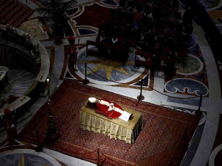 L'attesa per le esequie di Benedetto XVI