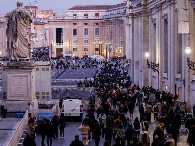 L’abbraccio del mondo a Benedetto XVI. Francesco: grande maestro di catechesi