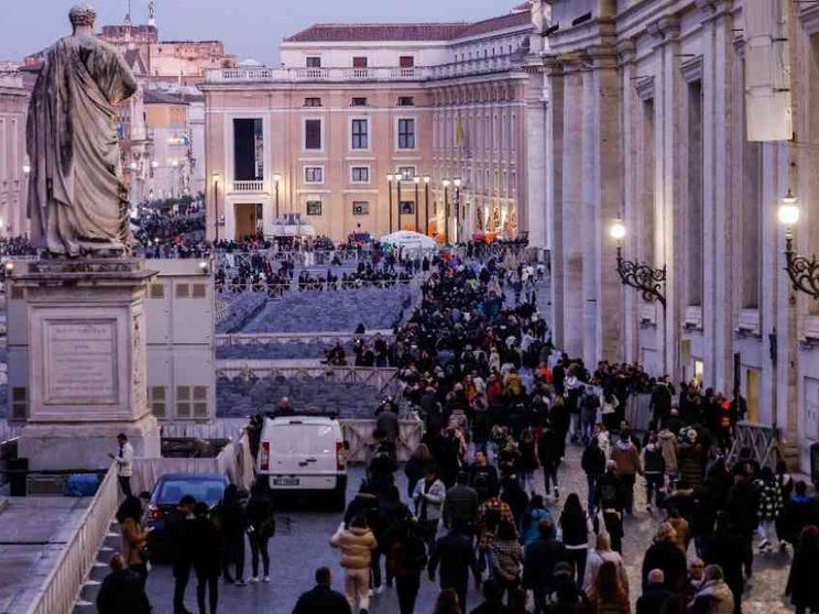 L’abbraccio del mondo a Benedetto XVI. Francesco: grande maestro di catechesi