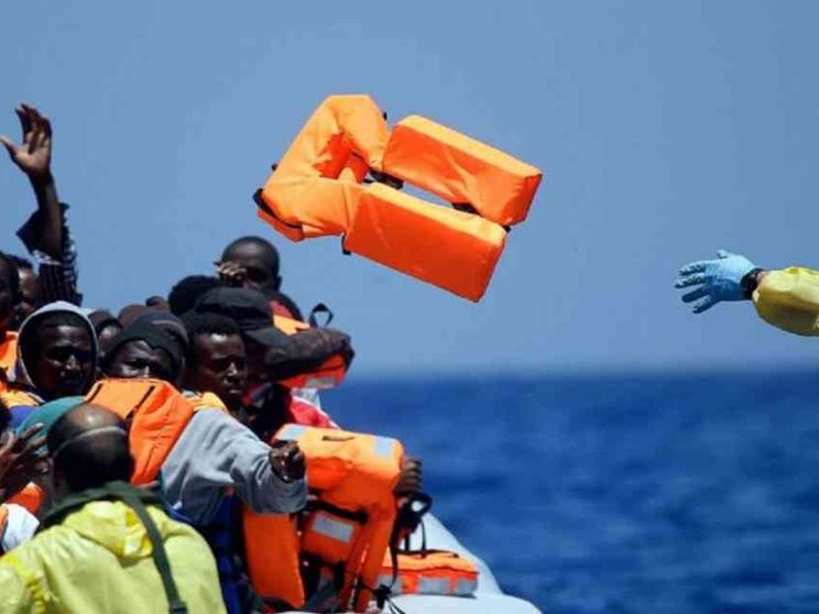 Migranti, le nuove regole Ue nel 2024. E il decreto non ferma le Ong in mare