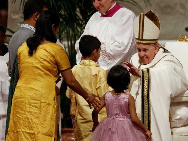 Il Papa: "Adoriamo Dio e non le logiche seducenti ma vuote del male"
