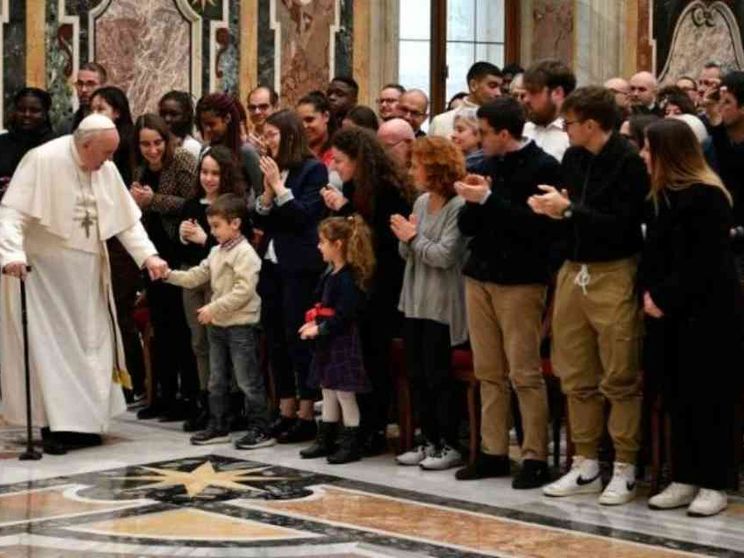Il Papa al Sermig: «Dialogo, incontro, accoglienza le armi della pace»