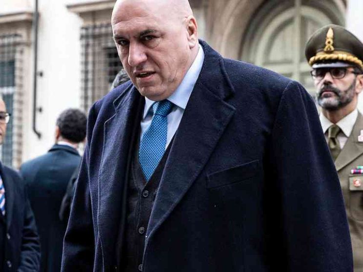 Crosetto: burocrazia sia non politica e anche più pagata