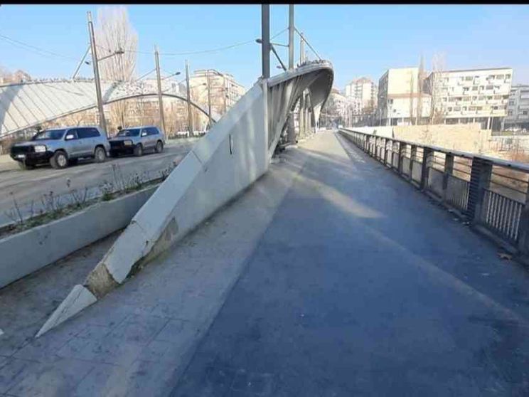 Kosovska Mitrovica, città di serbi e albanesi divisi dal fiume. Anche a Natale