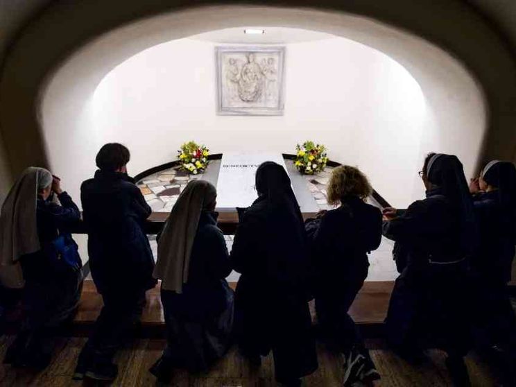 Aperte le Grotte vaticane per la visita alla tomba di Benedetto XVI