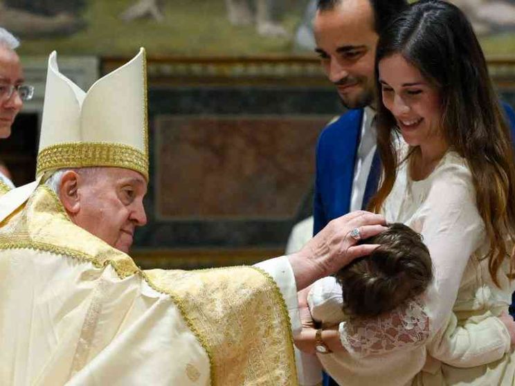 Il Papa battezza 13 bambini: insegnate loro a pregare