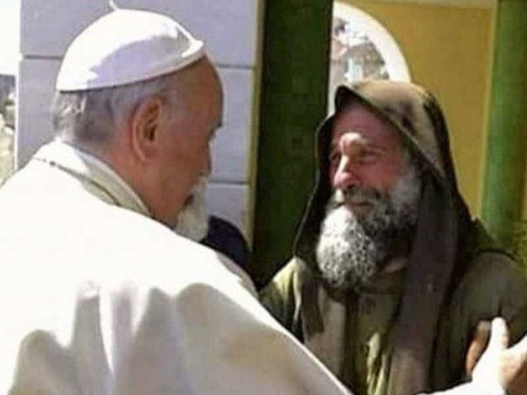 Il Papa: ha consolato i poveri nei quali vedeva il volto di Gesù