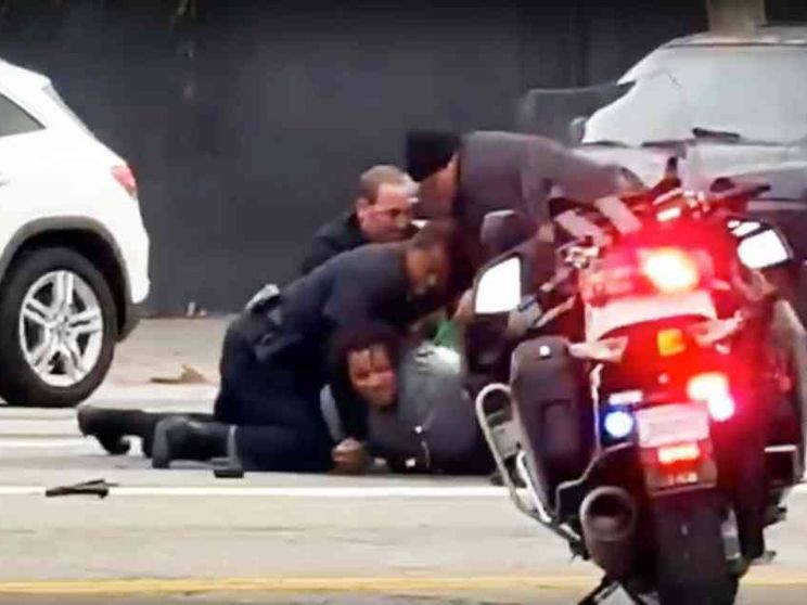 Afroamericano ucciso in strada dalla polizia