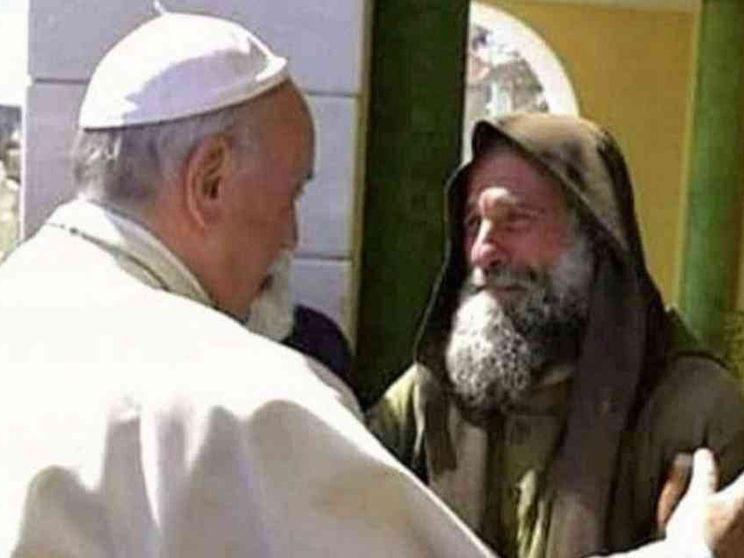 Il Papa: ha consolato i poveri nei quali vedeva il volto di Gesù