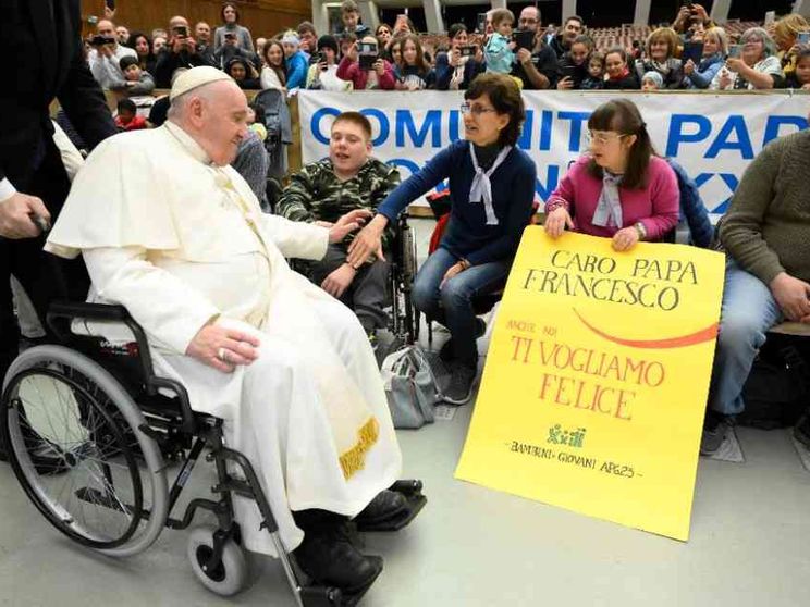 Il Papa: la famiglia è il luogo dove curare tutti