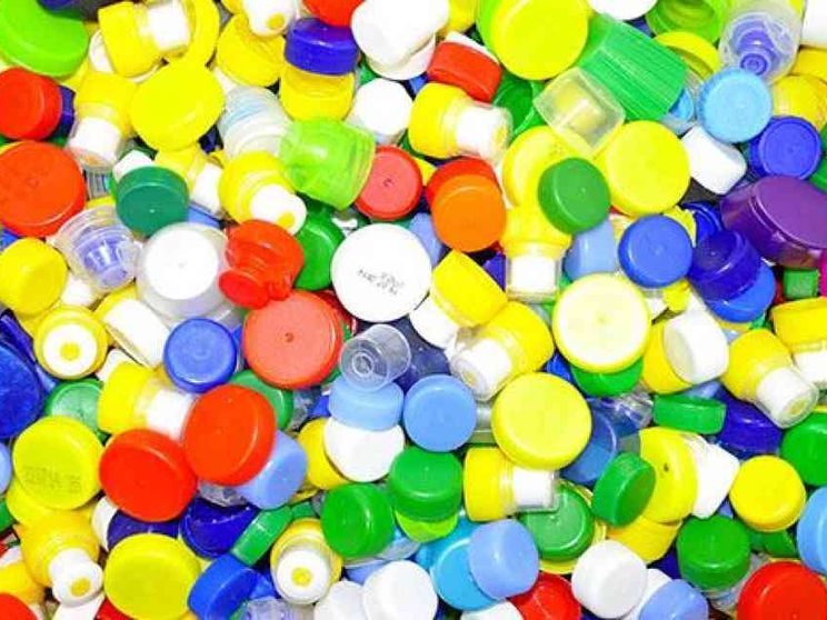 Tappo e bottiglia inseparabili come la beneficenza