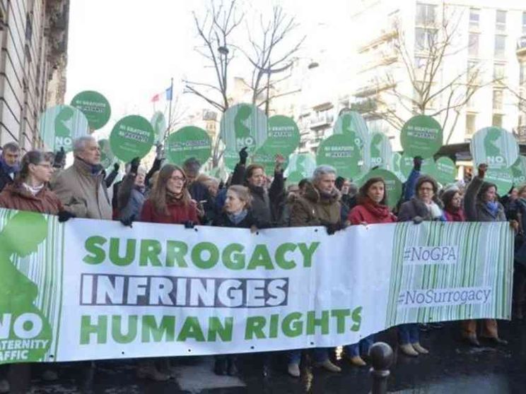 La maternità surrogata è una pratica degradante, nessun diritto automatico