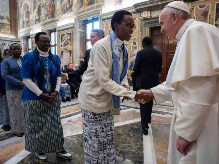 Il Papa: «L'umanità ferita dalle guerre ha bisogno della Buona Notizia»