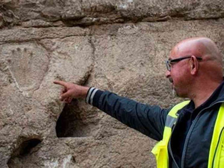 Gerusalemme, misteriosa mano scolpita sul Muro Occidentale