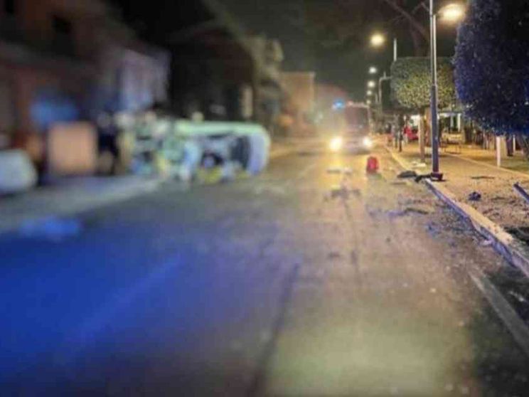 Tragico incidente nella notte, muoiono 5 giovanissimi. Il dolore della comunità