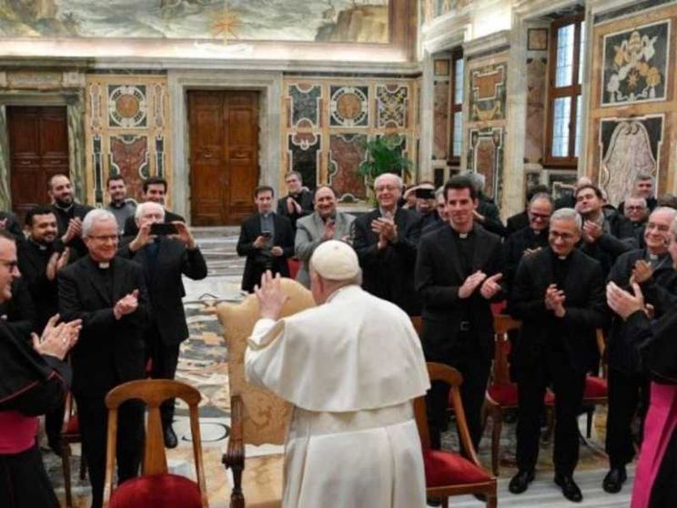 Papa Francesco ai preti: ai giovani testimoniate misericordia e intimità con Dio