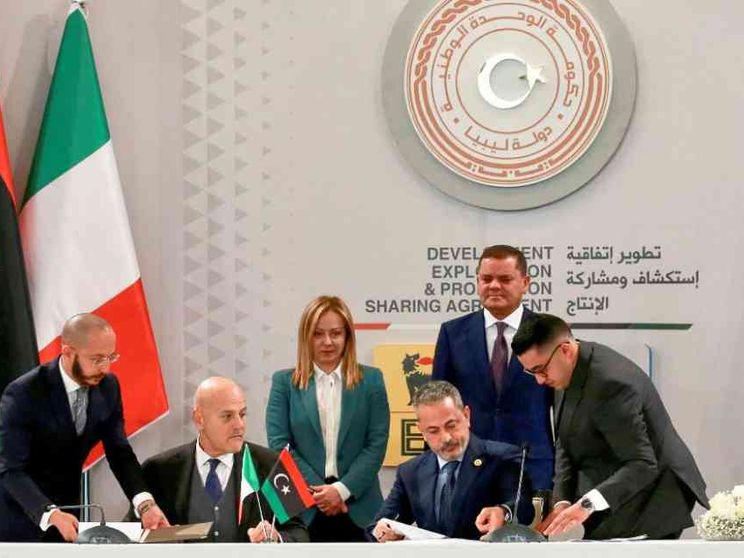 Meloni a Tripoli: gas e navi «anti-migranti», lo scambio fra Italia e Libia