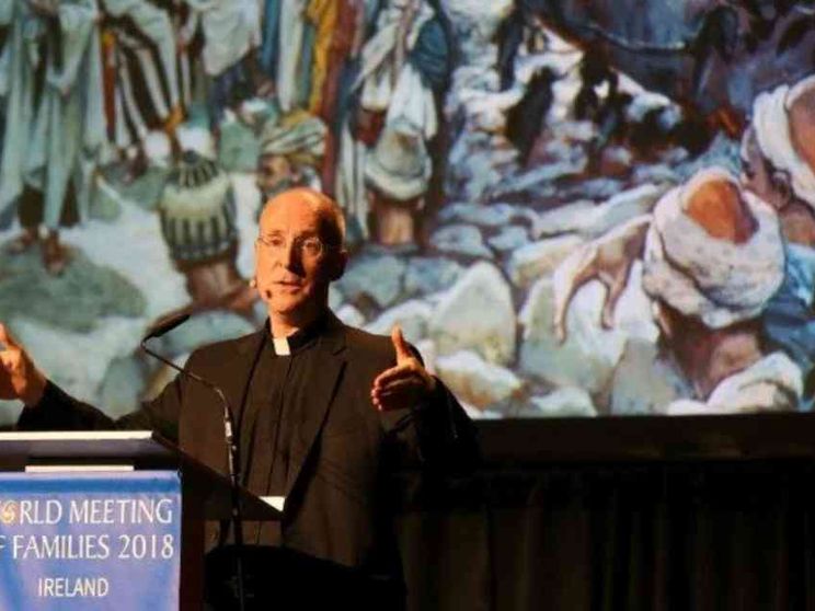 Il Papa su omosessualità e peccato: «Ho solo riferito cosa insegna la Chiesa»