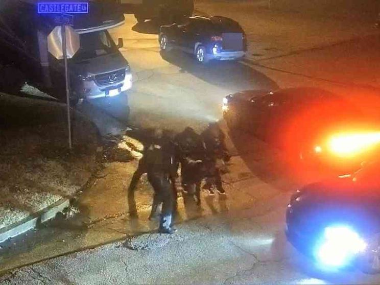 Picchiato a morte da 5 agenti: nuove proteste contro la polizia