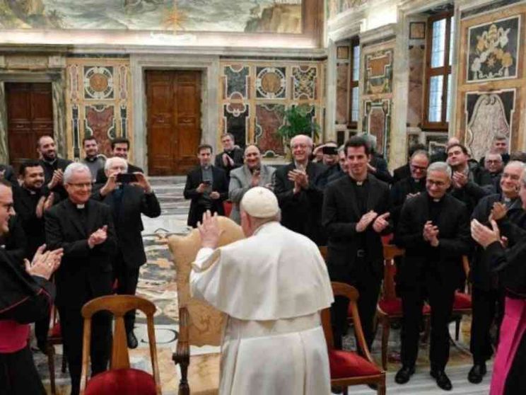 Papa Francesco ai preti: ai giovani testimoniate misericordia e intimità con Dio