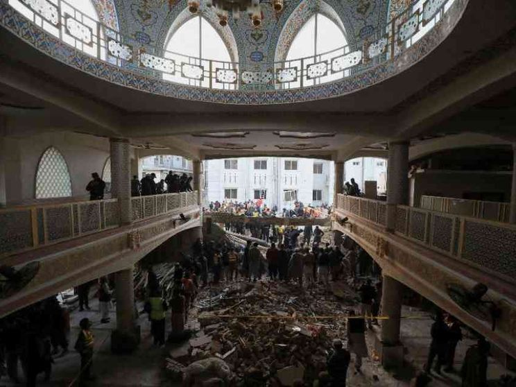 Pakistan, strage in moschea: oltre 90 morti