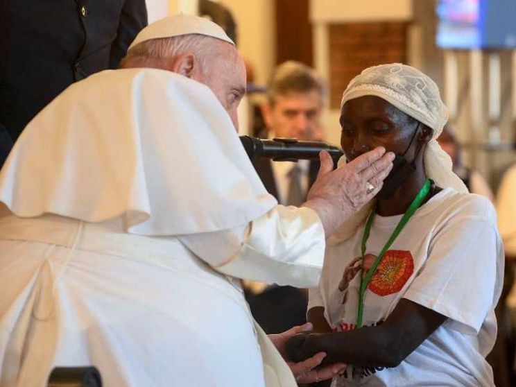 L'accusa del Papa: «Massacri, violenze e stupri per l'avidità di denaro»