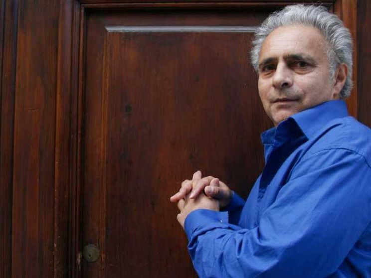 «Sono tetraplegico»: Hanif Kureishi e il diario su Twitter dall'ospedale