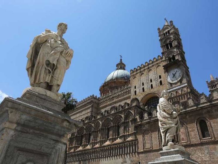 A Palermo Battesimo e Cresima senza più padrini e madrine per tre anni