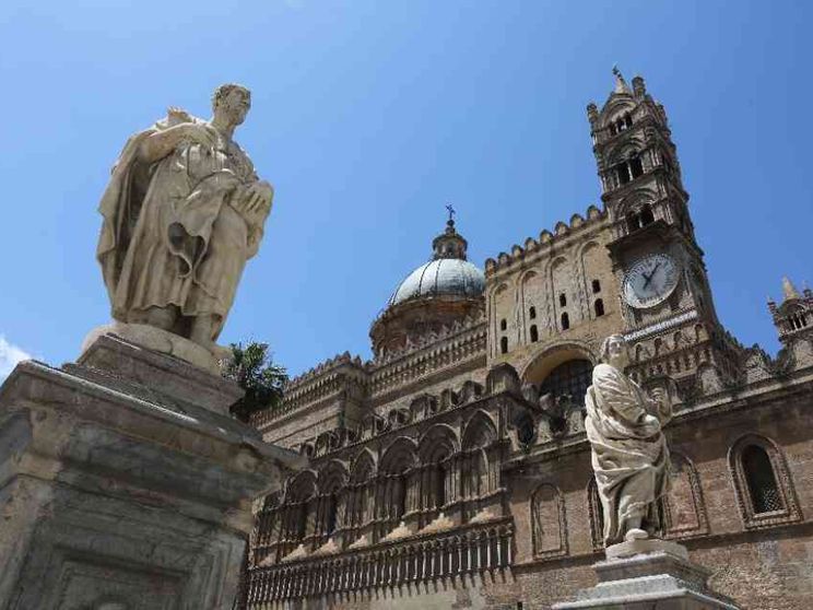 A Palermo Battesimo e Cresima senza più padrini e madrine per tre anni